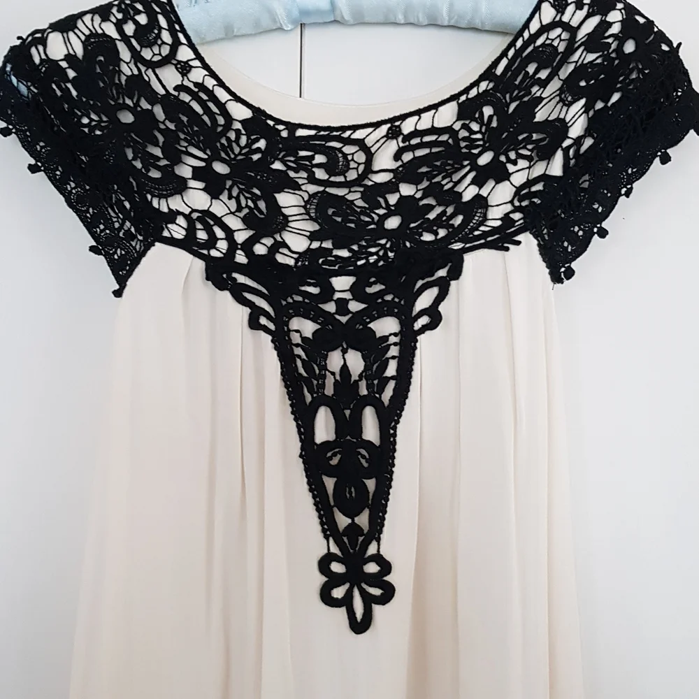Size 6 dress lace detail - Picture 2 of 2